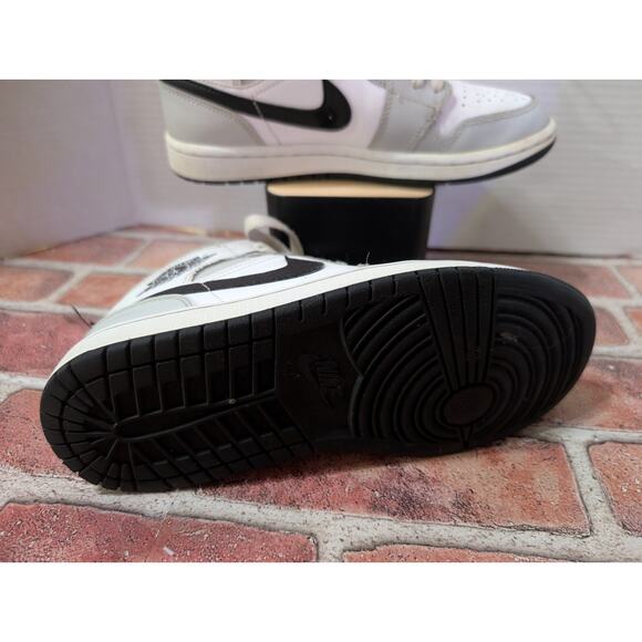 Size 7 - Women's - 5.5 Men Nike Air Jordan 1 Mid Light Smoke Grey Fog BQ6472-015 - Picture 7 of 10